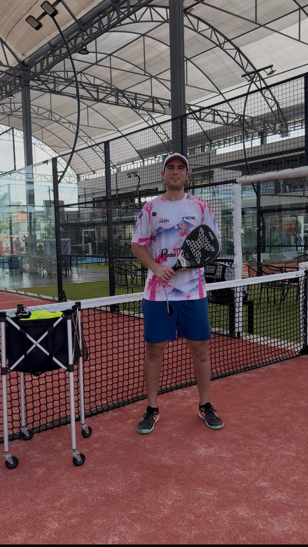 Damián en la cancha con una pala de pádel